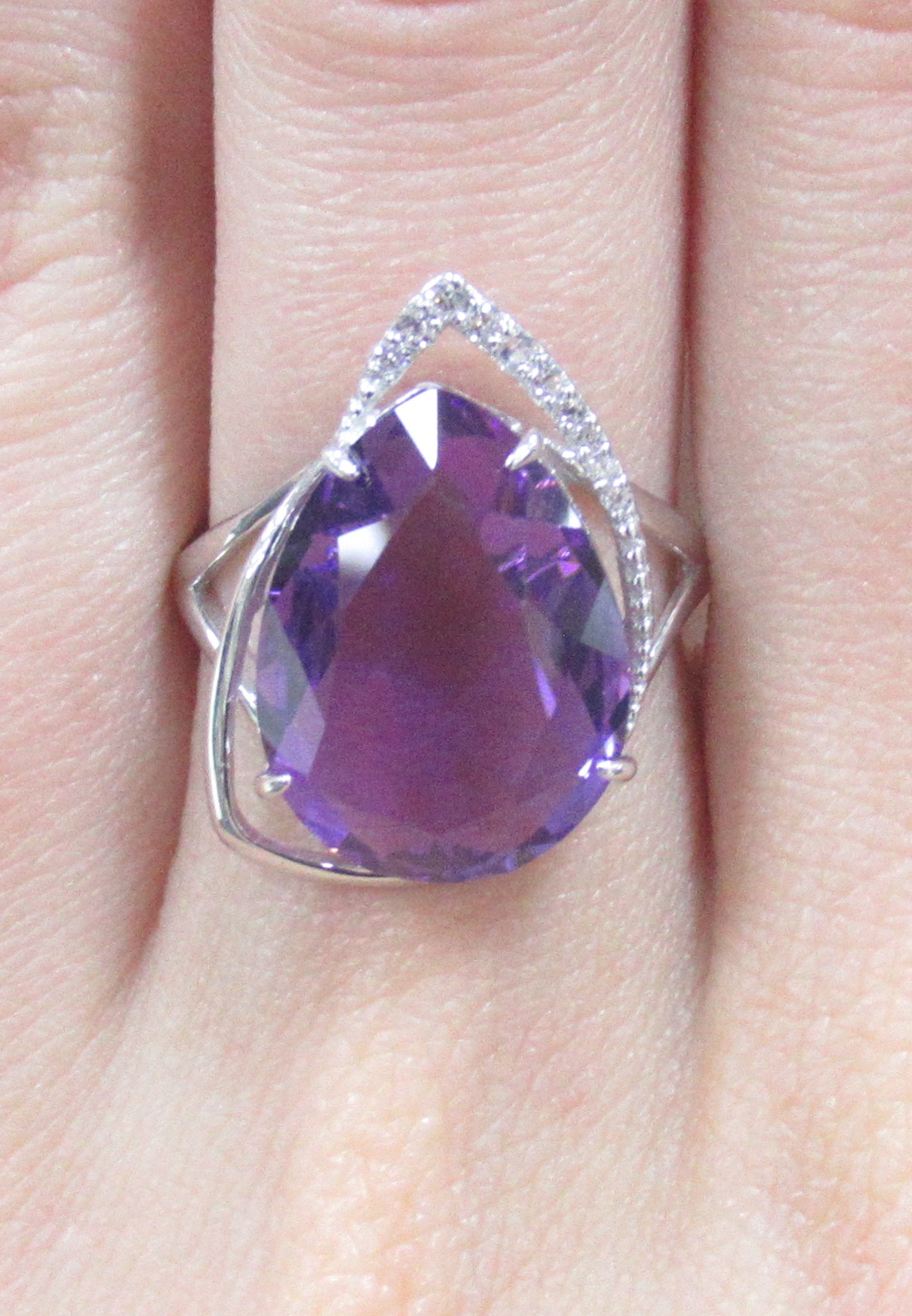 Серебряное кольцо 925 пробы; вставки 1 Аметист; 10 Фианит бесцв.;